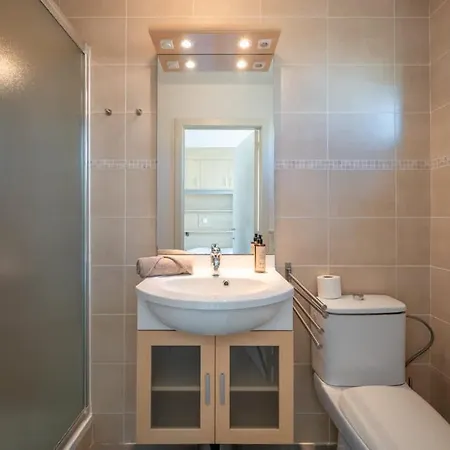 Modern With Private Rooftop Apartment *